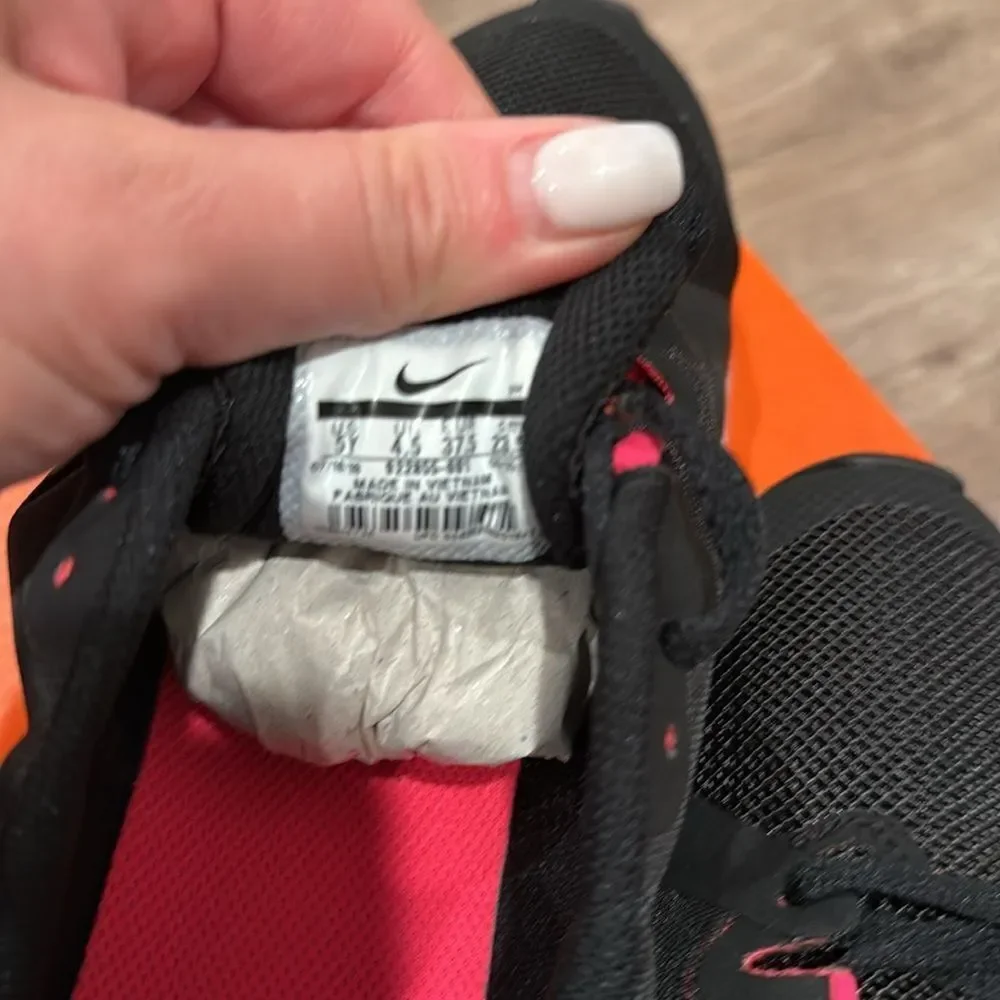Nike Women's Black and Pink Running Shoes